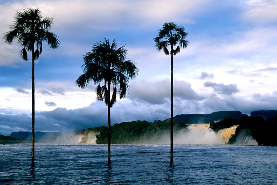 Laguna de Canaima y sus saltos